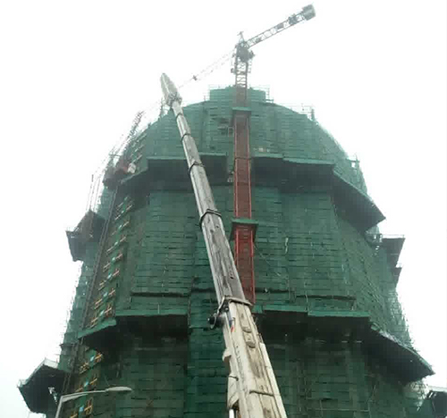白山吊车在工地上作业